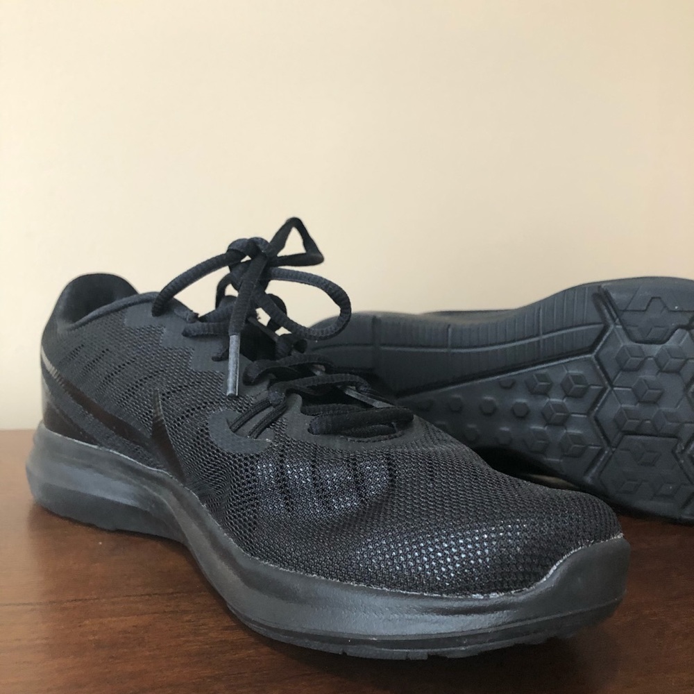 Black Nike Tennis Shoes